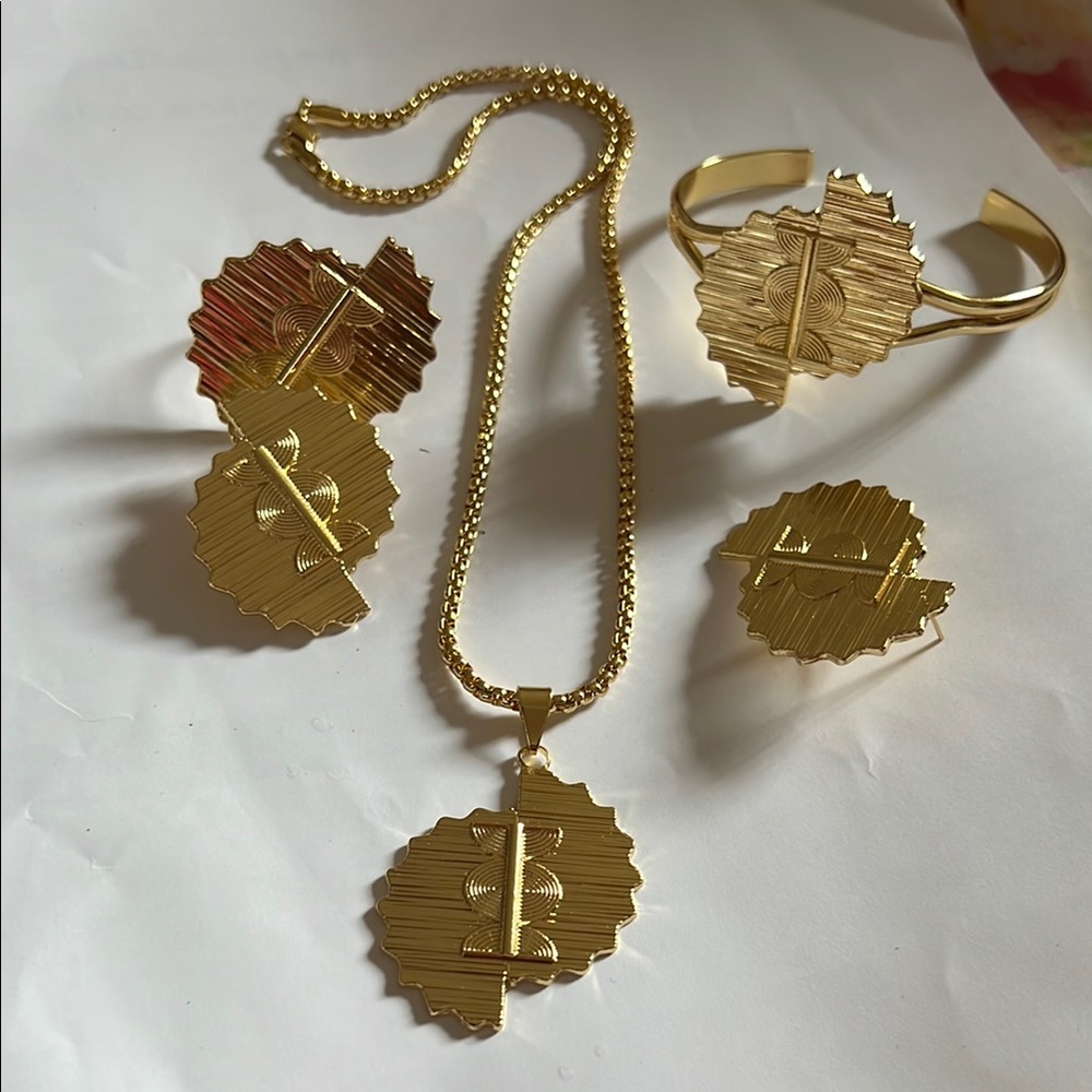 Elegant Gold Jewelry Set
